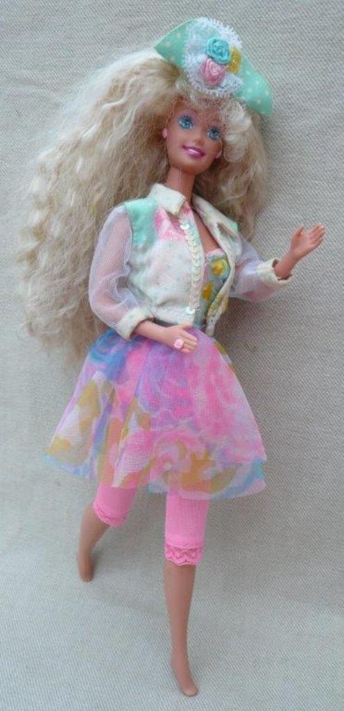 Vintage Barbie met roze pastel bloemen setje, Verzamelen, Poppen, Zo goed als nieuw, Pop, Ophalen of Verzenden
