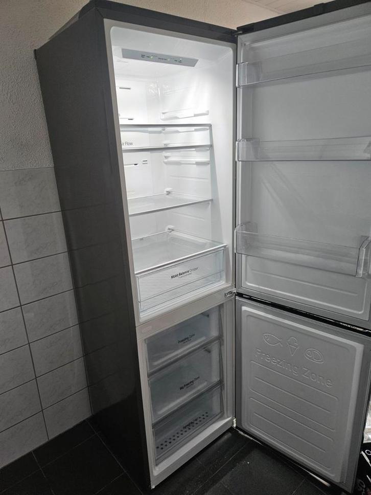 LG GBB59PZRZS Koelvriescombinatie No Frost, Witgoed en Apparatuur, Koelkasten en IJskasten, Zo goed als nieuw, Met vriesvak, 200 liter of meer