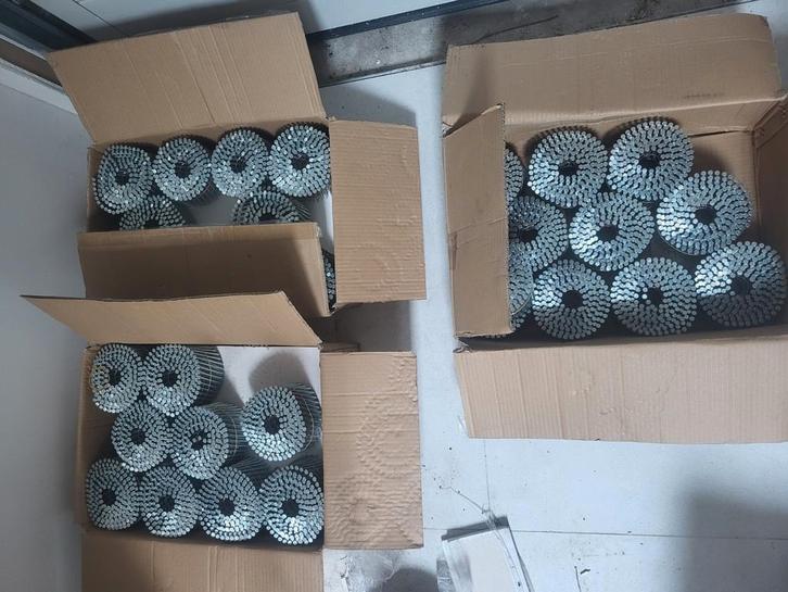 Nagelrollen 3.33x75 en 3.05x64 mm, Doe-het-zelf en Verbouw, IJzerwaren en Bevestigingsmiddelen, Zo goed als nieuw, Spijkers, Ophalen