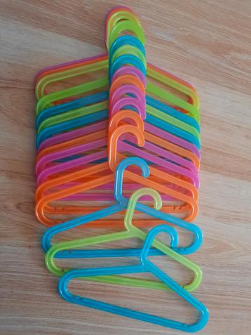 Kledinghangers kapjes kind  beschikbaar voor biedingen