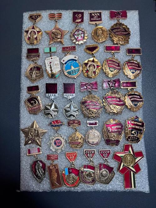 Verzameling van 29 Sovjet Insignes – Militaire, Herdenkings, Verzamelen, Speldjes, Pins en Buttons, Zo goed als nieuw, Ophalen of Verzenden