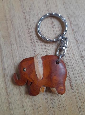 Mooie houten sleutelhanger Olifant  beschikbaar voor biedingen