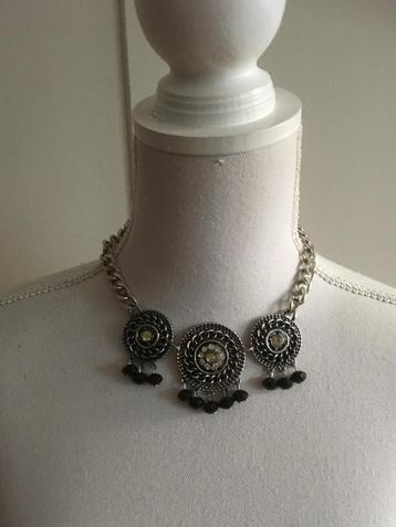 Zilverkleurige ronde strass hanger ketting beschikbaar voor biedingen