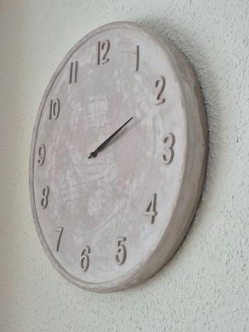 Klok groot beton + kleine beschikbaar voor biedingen