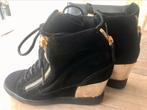 Giuseppe Zanotti suede wedges gold plated heel maat 40/ 41, Kleding | Dames, Schoenen, Giuseppe Zanotti, Zwart, Ophalen of Verzenden