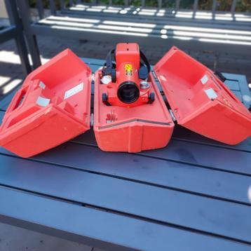 waterpasinstrument met statief, E baak en prisma beschikbaar voor biedingen