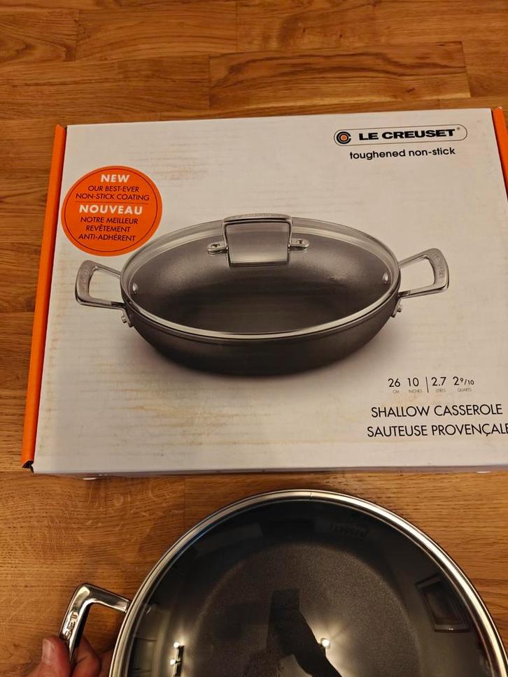 Le Creuset Sauteerpan 26cm - Nieuw in doos!, Huis en Inrichting, Keuken | Potten en Pannen, Nieuw, Koekenpan of Braadpan, Aluminium