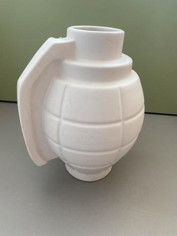Bitten design vaas Flowerbomb beschikbaar voor biedingen