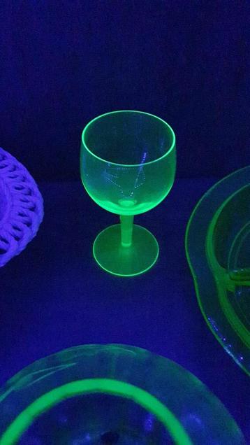 Uraniumglas beschikbaar voor biedingen