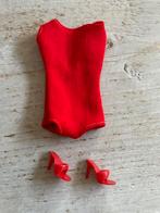 Barbie vintage jaren 60 rood badpak met japan slippertjes, Verzamelen, Ophalen of Verzenden, Gebruikt, Kleertjes
