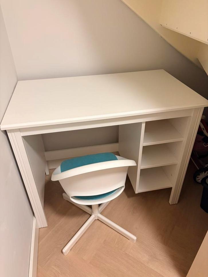 IKEA Brusali bureau wit 90x52cm + IKEA bureaustoel kind, Huis en Inrichting, Bureaus, Zo goed als nieuw, Ophalen