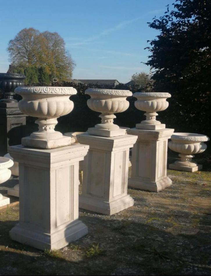 Sierlijke betonnen bloempotten op betonnen zuilen, Tuin en Terras, Tuinvazen, Nieuw, Ophalen