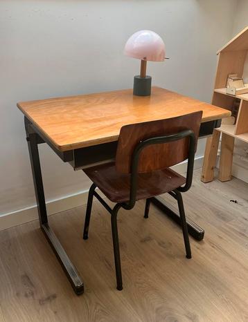 Oude schoolset bureau en stoel beschikbaar voor biedingen