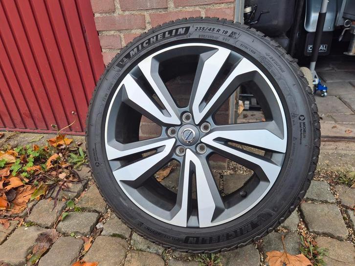 Nieuwe Volvo Velgen met Michelin Pilot Alpin 5 Winterbanden, Auto-onderdelen, Banden en Velgen, Banden en Velgen, Winterbanden