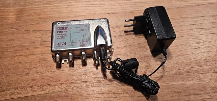 Tratec FDU-44 coax signaalversterker  4 voudig, Audio, Tv en Foto, Televisie-accessoires, Zo goed als nieuw, Ophalen of Verzenden
