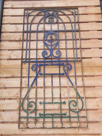 1 uniek antiek sierhek afm.990x25x1990 mm. massief metaal beschikbaar voor biedingen