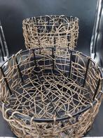 2 mooie manden met zwart metaal en gevlochten rotan, Huis en Inrichting, Woonaccessoires | Schalen en Manden, Gebruikt, Mand, Rond