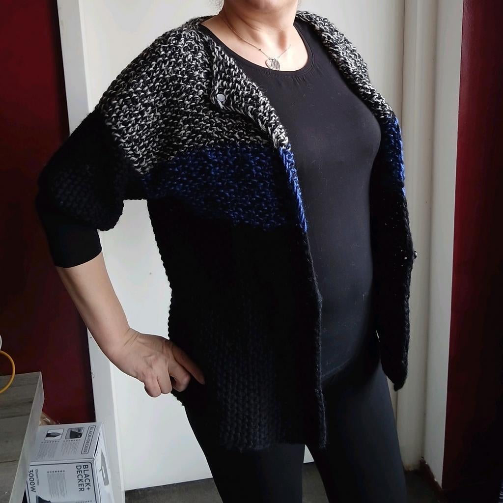 Handknitted wool women's jacket, Huizen en Kamers, Op zoek naar een kamer