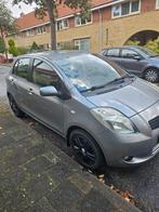 Toyota Yaris 1.0 12V Vvt-i 5DR Terra 2006 Grijs, Auto's, Voorwielaandrijving, 970 kg, 535 kg, 40 €/maand