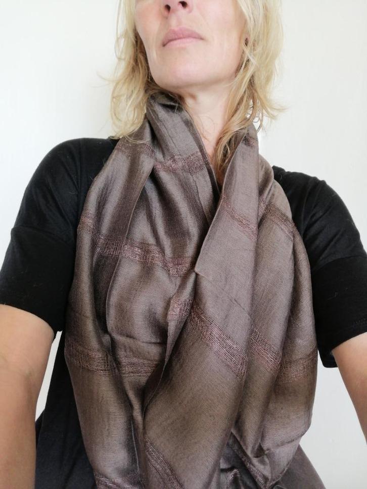 Nieuwe handgemaakte zijden sjaal lichtbruin 172x56 cm, Kleding | Dames, Mutsen, Sjaals en Handschoenen, Nieuw, Sjaal, Maat 46/48 (XL) of groter