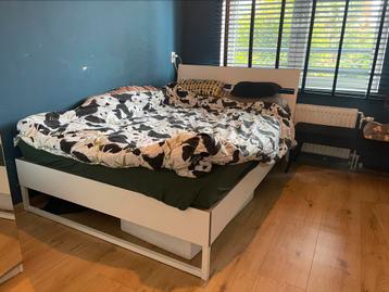 Tweepersoons bed beschikbaar voor biedingen