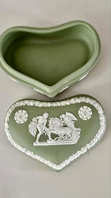 Wedgwood Jasperware hartvormige doos beschikbaar voor biedingen