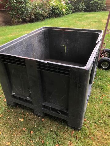 2 stuks kunststof bakken palletbox transportbak plastic bak. beschikbaar voor biedingen