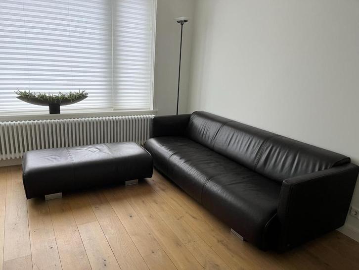 Rolf Benz 3-zits bank met hocker - bruin leer Red dot award, Huis en Inrichting, Banken | Bankstellen, Gebruikt, Rechte bank, Driepersoons
