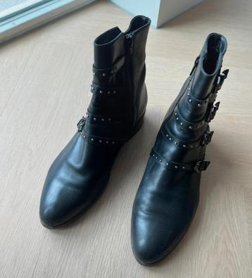 Zwarte ledere laarzen beschikbaar voor biedingen