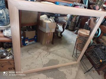 Mooie Rechthoekige Spiegel met Houten Frame beschikbaar voor biedingen