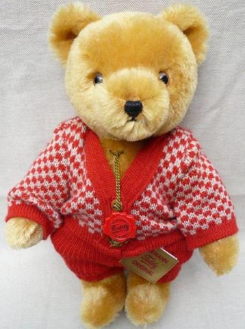 Hermann Rood teddybeer met gebreid pakje aan beschikbaar voor biedingen