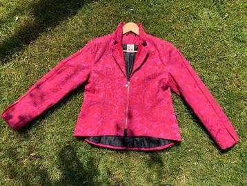 Design jasje van ART (Ateliers Rare Toggery), rôze met rood beschikbaar voor biedingen
