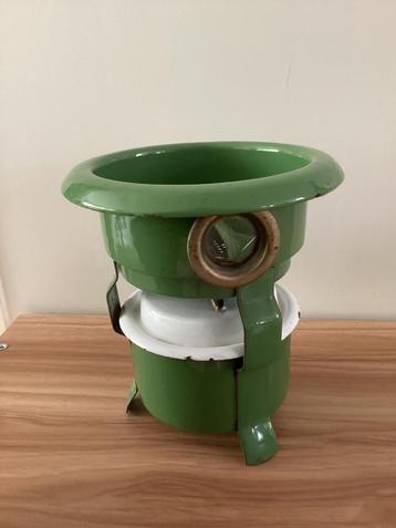 Groen emaille petroleumstel resedagroen met glaasje en lont beschikbaar voor biedingen