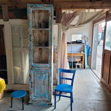 Brocante indiase smalle ondiepe hoge kast vitrinekast beschikbaar voor biedingen