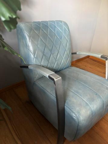 Blauwe leren fauteuil (gekocht bij Bonnewits in Berkel) beschikbaar voor biedingen