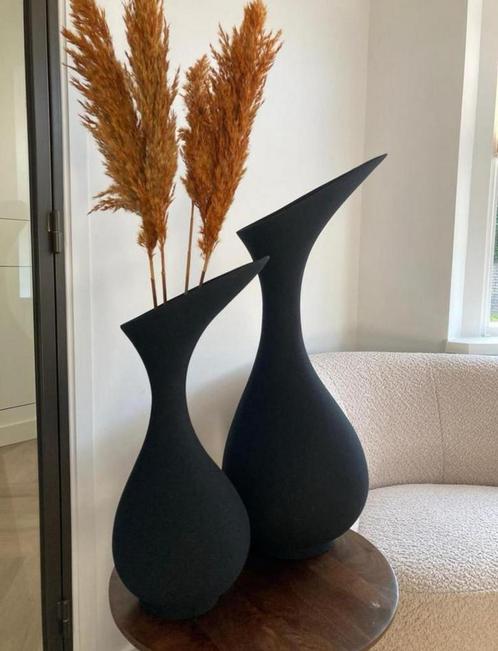 Vaas Olivia Ruw Aluminium Zwart Medium, Huis en Inrichting, Woonaccessoires | Vazen, Nieuw, Zwart, 50 tot 75 cm, Overige materialen