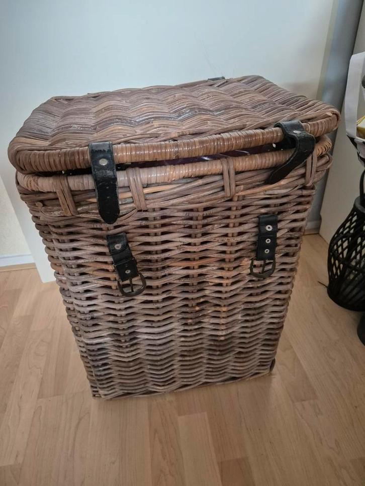 Mooie rieten mand met deksel, Huis en Inrichting, Woonaccessoires | Kisten, Gebruikt, 50 tot 75 cm, Minder dan 50 cm, Minder dan 50 cm