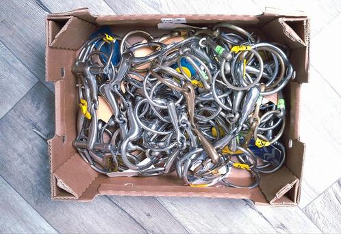 Bak met 30 bitten, Dieren en Toebehoren, Paarden en Pony's | Hoofdstellen en Tuigage, Nieuw, Overige soorten, Ophalen of Verzenden