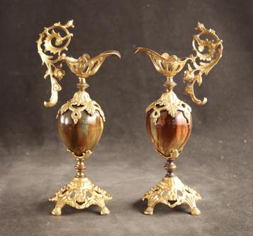 Paar antieke siervaasjes beschikbaar voor biedingen