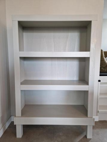 Open boekenkast beschikbaar voor biedingen