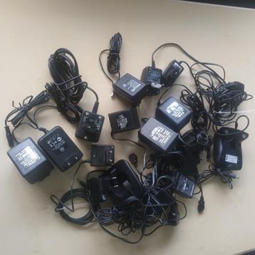 Diverse adapters en 2 telefoonstations / lader beschikbaar voor biedingen