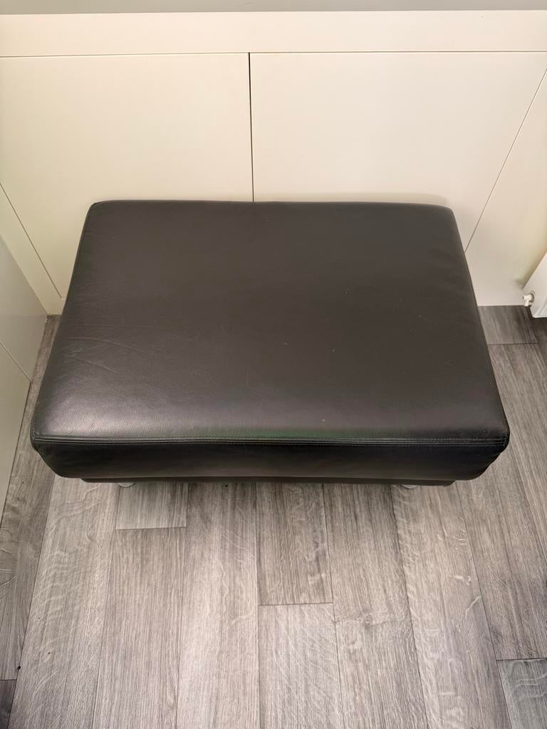 Mooie leren poef MONTEL / voetenbank, Huis en Inrichting, Banken | Voetenbanken en Poefen, Zo goed als nieuw, 75 tot 100 cm, Minder dan 50 cm