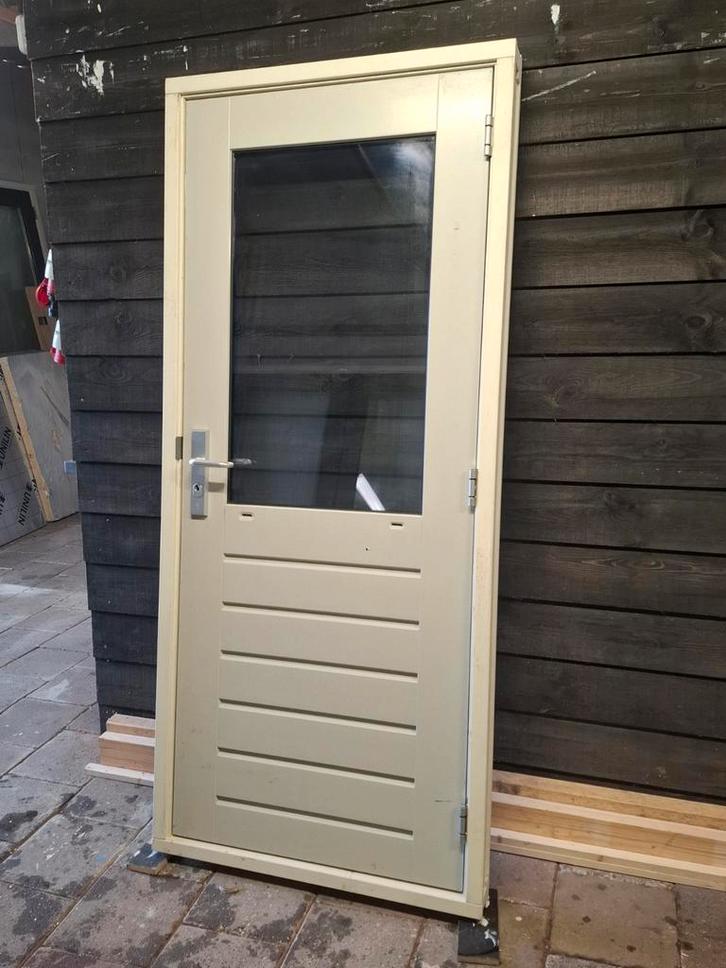 Hardhouten buitendeur achte/schuurdeur met kozijn, Doe-het-zelf en Verbouw, Deuren en Horren, Zo goed als nieuw, Ophalen