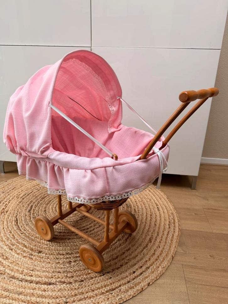 Rieten poppenwagen met matrasje, Kinderen en Baby's, Speelgoed | Poppen, Gebruikt, Babypop, Ophalen of Verzenden