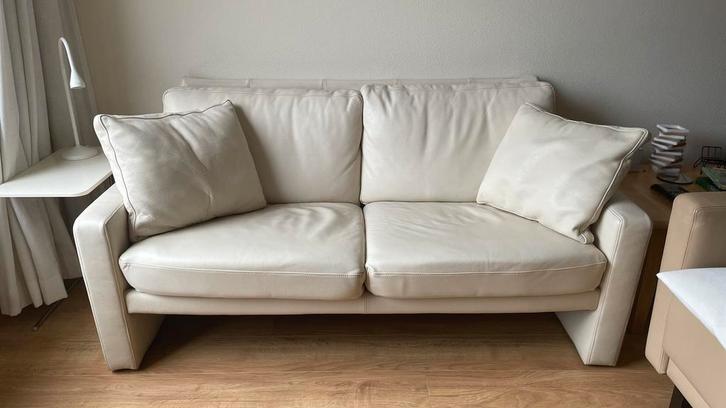 Comfortabel wit / créme lederen twee-zits bankje., Huis en Inrichting, Banken | Bankstellen, Gebruikt, Rechte bank, Tweepersoons