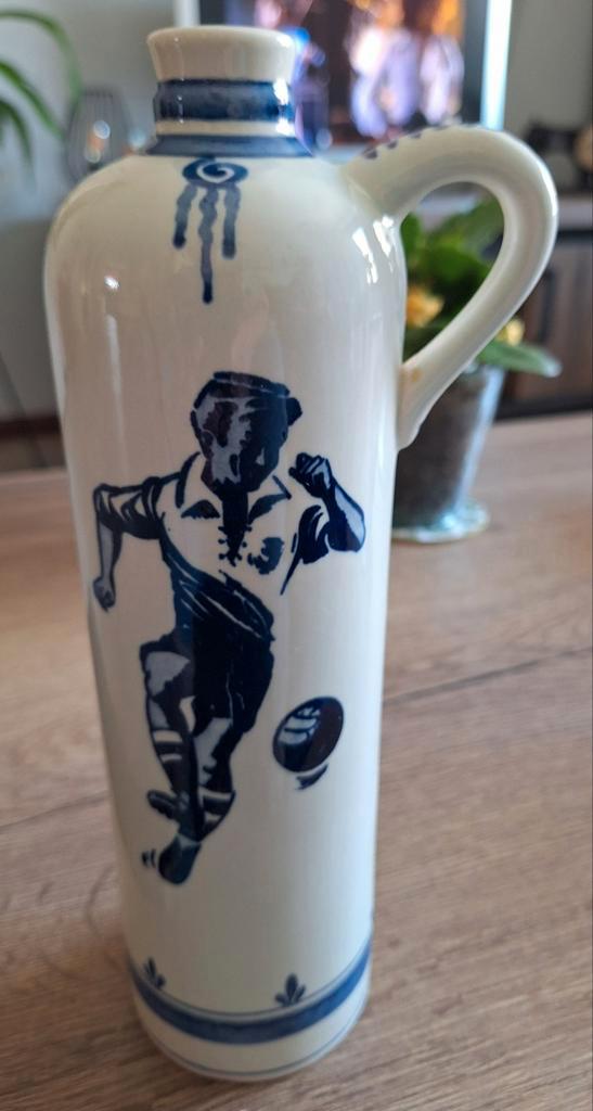 Zeldzame delftsblauwe jenever kruik met voetballer, Verzamelen, Sportartikelen en Voetbal, Zo goed als nieuw, Overige typen, Ophalen of Verzenden