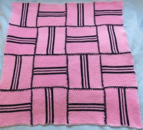 Nieuw handgebreid dekentje roze met donkerblauw 90 x 94 cm, Kinderen en Baby's, Dekens, Slaapzakjes en Inbakerproducten, Nieuw