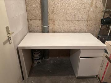 Wit bureau met opberg beschikbaar voor biedingen