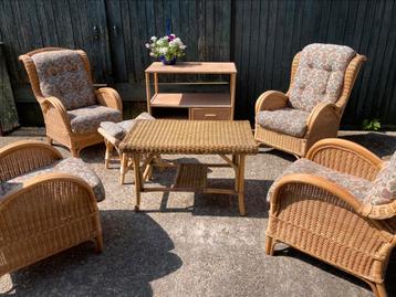 Complete rotan tuinset.  4 Rieten fauteuils, tafel en kast, beschikbaar voor biedingen