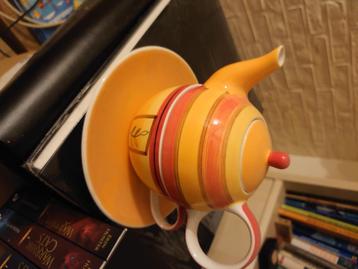 Thee kopje met theepot oranje beschikbaar voor biedingen